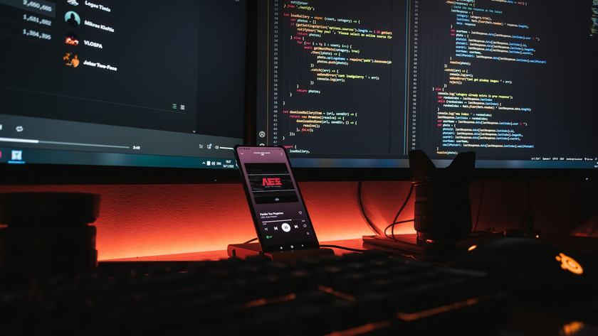 İki ekranda açık kod editörü ve çalışan bir uygulama