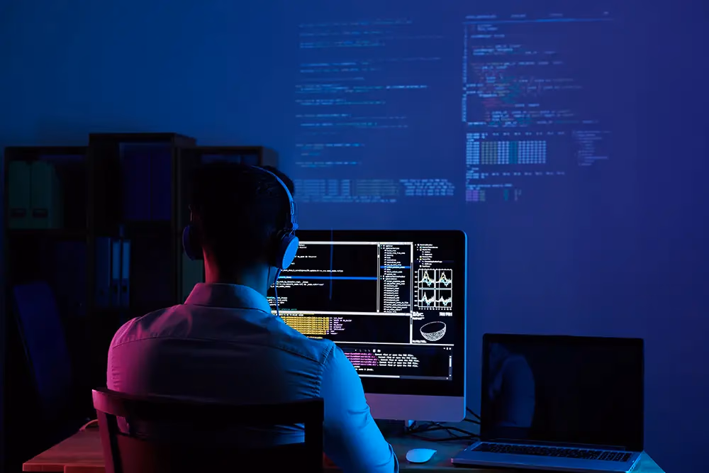 Python programlama dili logosu ve kod ekranı