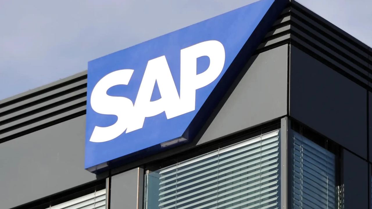 SAP binası cephesindeki SAP tabelası, yakın plan